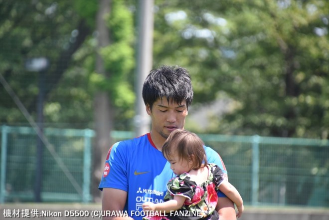 居残り練習が終わった岩舘選手は、大原に訪れた可愛いファンを抱っこして「僕の隠し子です」と優しい笑顔を見せた。