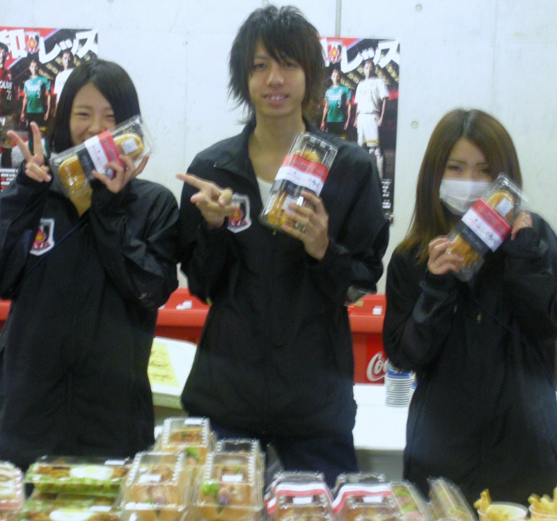 明日の埼スタ売店にて発売 敵チームをはさんで食べる 魂のurawa Dog で広州を食べろ 浦和フットボール通信 サッカー フリーペーパー さいたま市