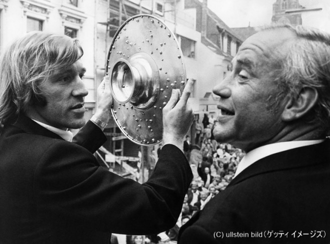 (GERMANY OUT) Netzer, Guenter *14.09.1944- Fussballer, Unternehmer, Sportkommentator, D- mit Trainer Hennes Weisweiler nach dem Gewinn der Deutschen Meisterschaft von Borussia Moenchengladbach (Photo by Schirner/ullstein bild via Getty Images)