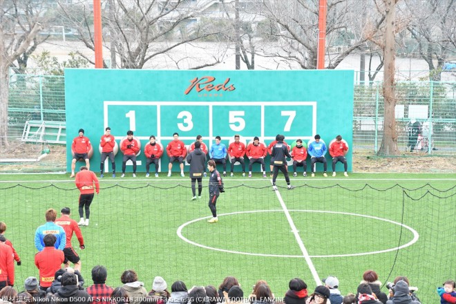 フットサルコートでバランスボールを使って練習が始まった。