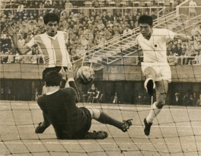 TOKYO, JAPAN - OCTOBER 14:  (CHINA OUT, SOUTH KOREA OUT) Ryuichi Sugiyama of Japan scores his team's first goal during the Tokyo Olympics Football Group D match between Japan and Argentina at Komazawa Stadium on October 14, 1964 in Tokyo, Japan.  (Photo by The Asahi Shimbun via Getty Images)